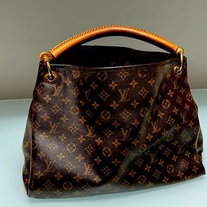 Louis Vuitton Artsy Handbag.